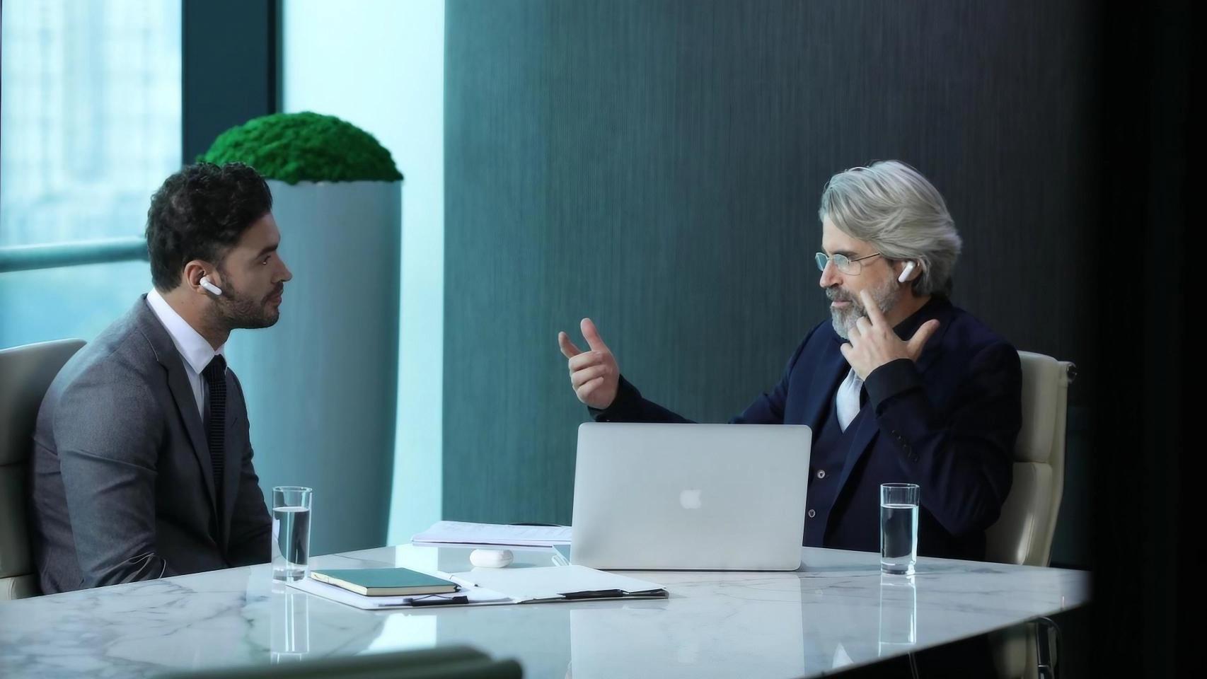 Dos personas usando los auriculares Timekettle WT2 Edge.