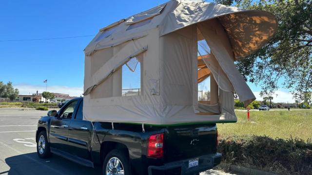 La tienda inflable de Life Cube en un coche.