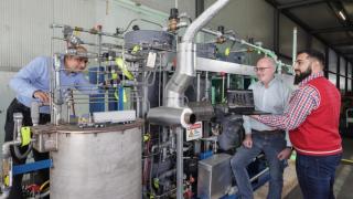 Técnicos de Qaptis poniendo a prueba su tecnología