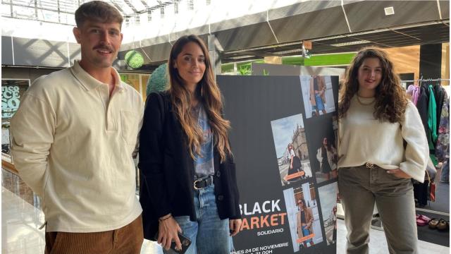 Rubén Becerra, director del centro comercial junto a las influencers María Tilve e Iria Lata.