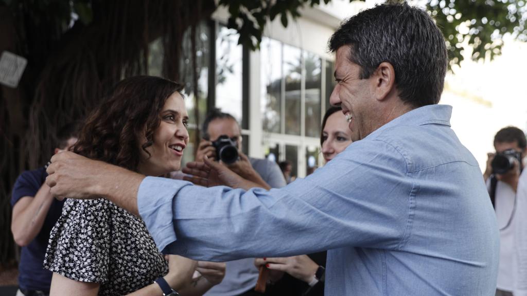 Ayuso y Mazón se saludan en las Cortes Valencianas.