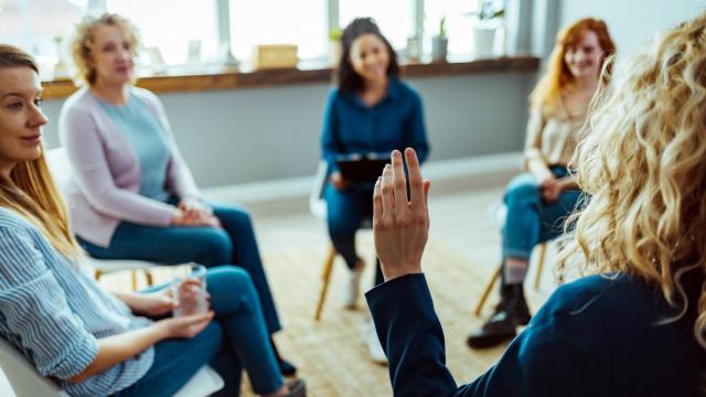 ¿Puedo participar en una junta de vecinos si estoy de alquiler?