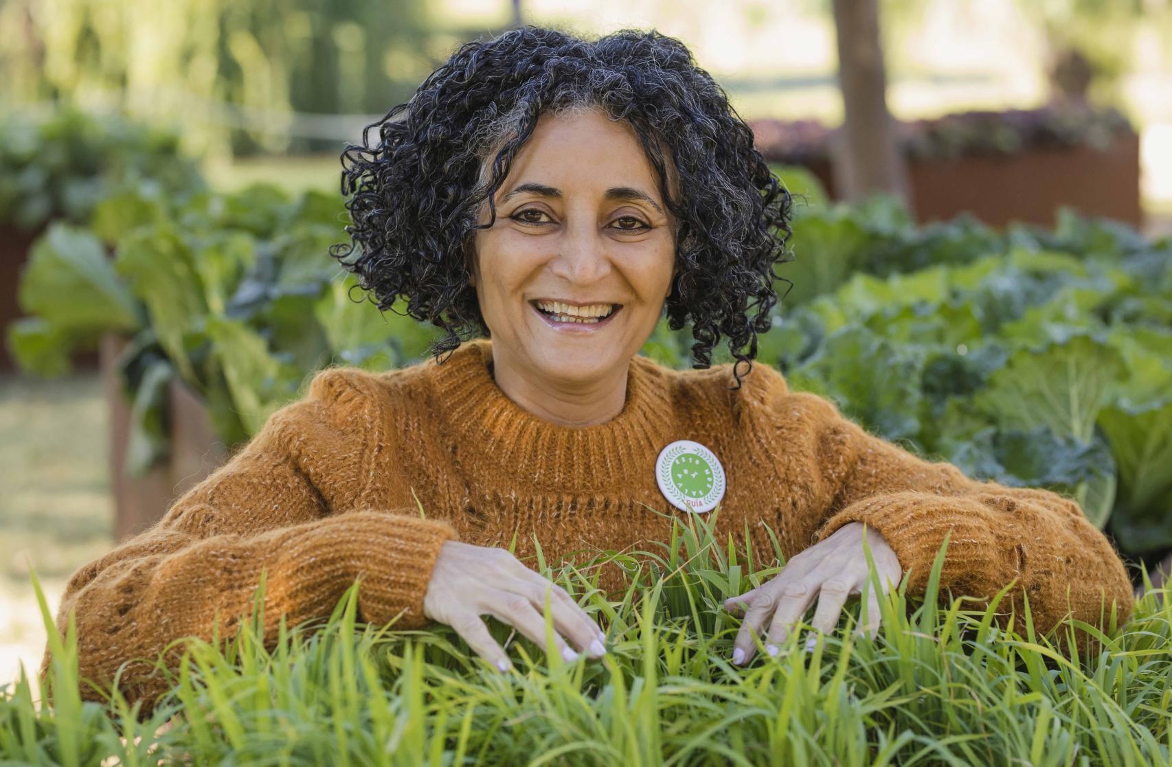 Ghada Amer en su jardín artístico. EE