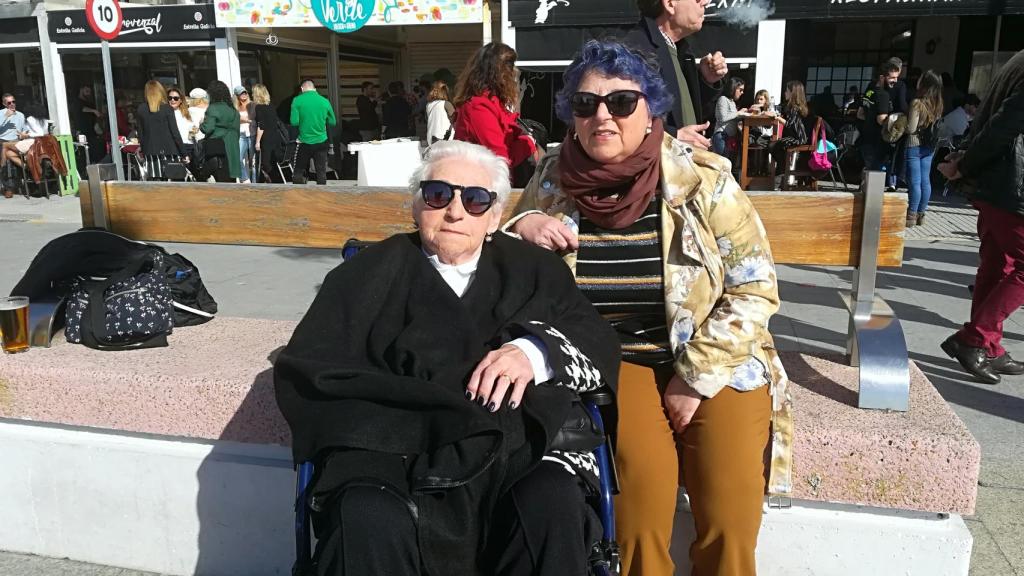 Dora, la tía anciana fallecida en 2020, con su sobrina Lucía.