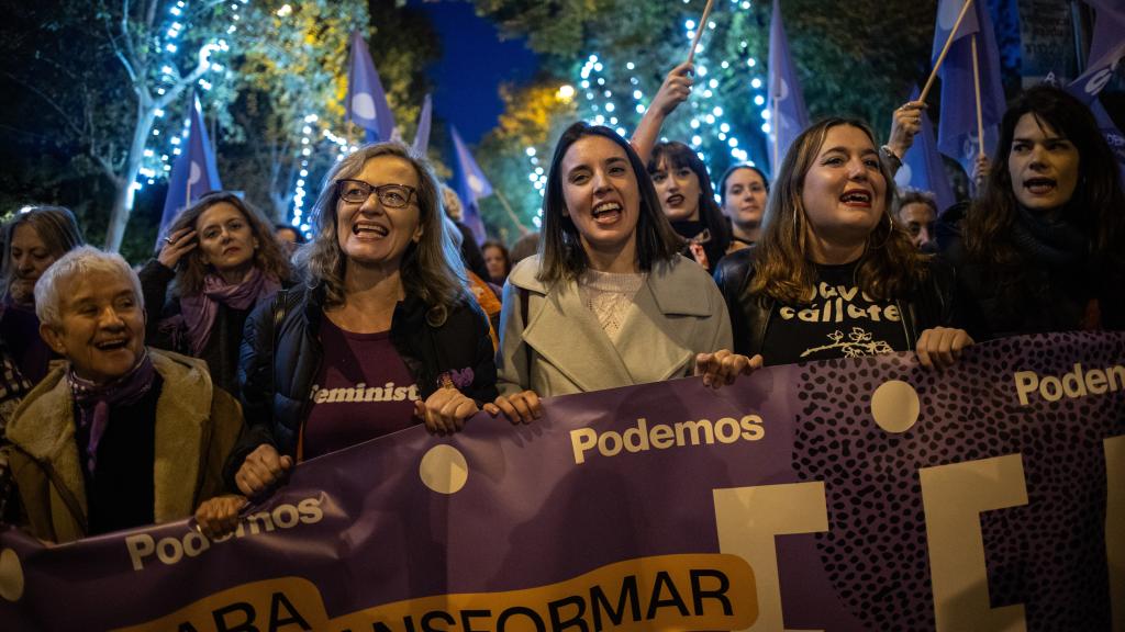 La exministra de Igualdad, Irene Montero, encabeza una manifestación contra la violencia hacia las mujeres,.
