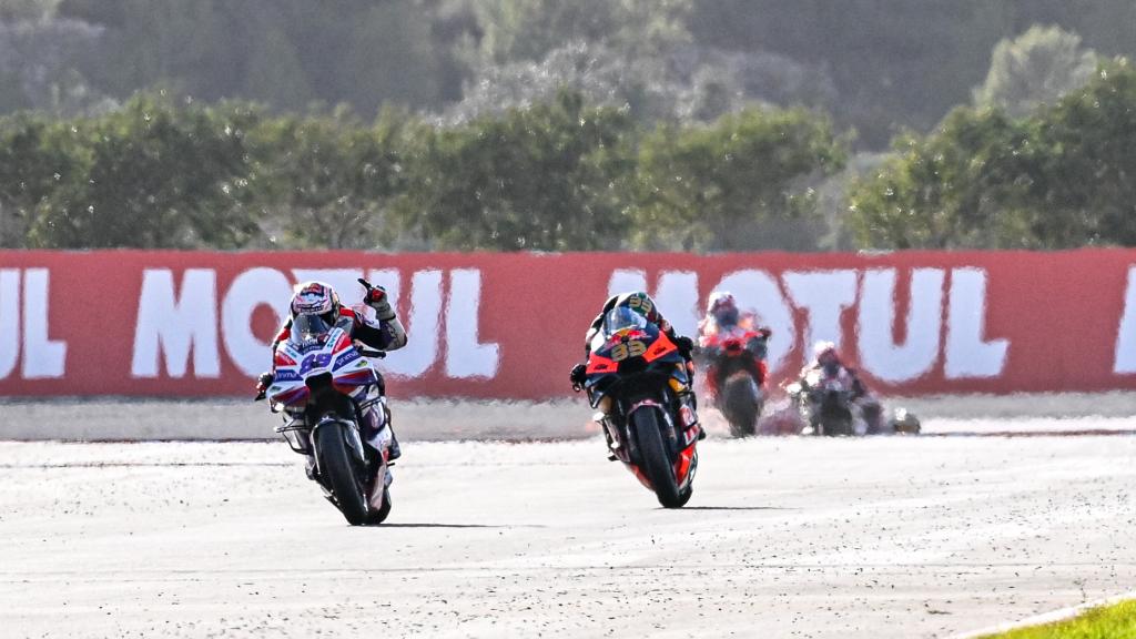 Jorge Martín celebra su victoria en la carrera al sprint, en el circuito Ricardo Tormo de Cheste.
