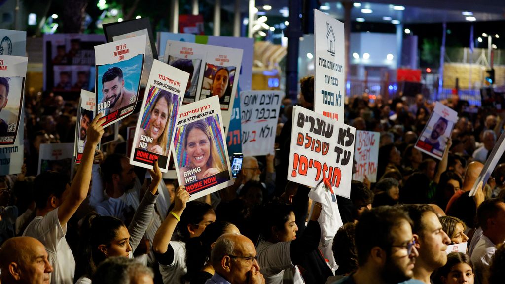 Manifestantes en Tel Aviv piden este sábado la liberación de todos los rehenes secuestrados por Hamás.