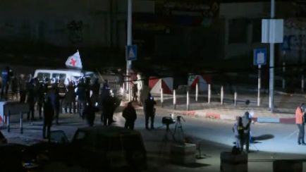 Los vehículos de la Cruz Roja llegando al paso de Rafah con los liberados.