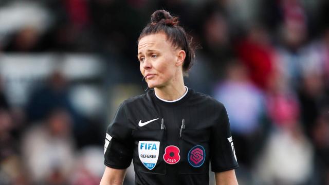 La árbitra Rebecca Welch, durante un partido de fútbol