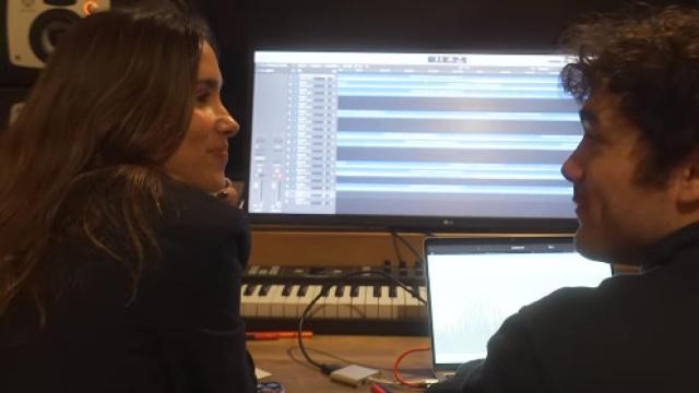 María Pombo junto al artista que interpreta la canción 'Tú y tú'.