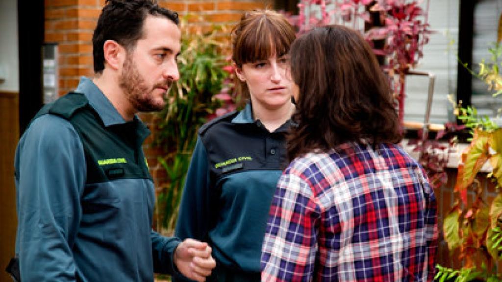 Guardia Civil ayudando a una mujer