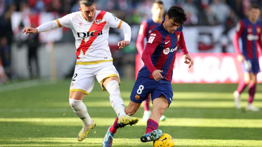 Pedri protege un balón ante el 'Pacha' Espino