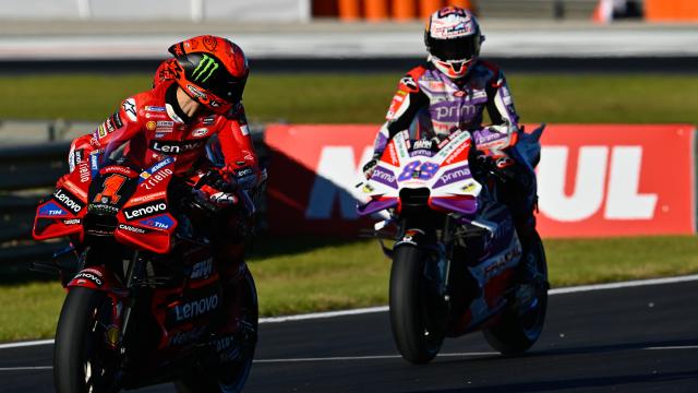 Pecco Bagnaia gira la cabeza para ver a Jorge Martín, en el circuito Ricardo Tormo de Cheste.