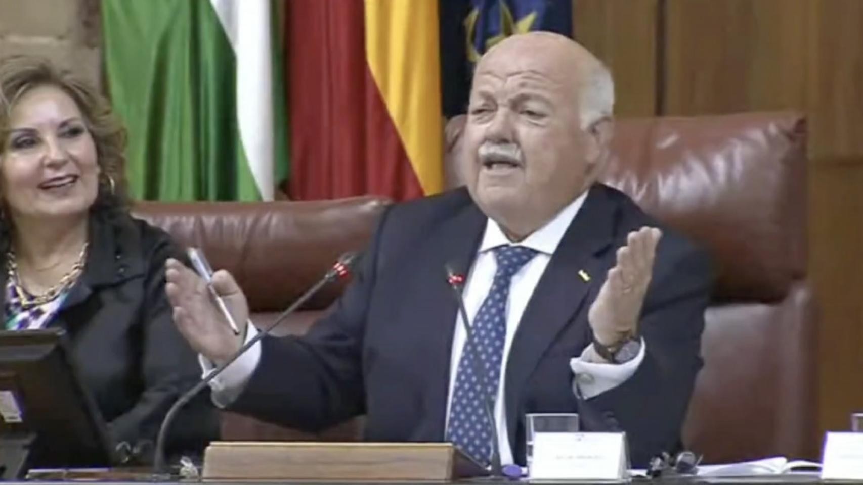 El presidente del Parlamento andaluz, Jesús Aguirre, se arranca por sevillanas delante de María del Monte.