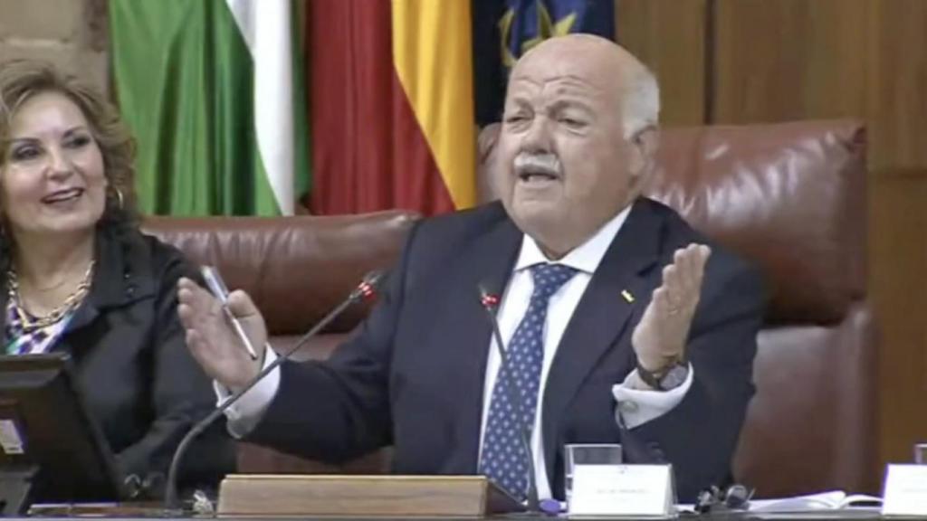 El presidente del Parlamento andaluz, Jesús Aguirre, se arranca por sevillanas delante de María del Monte.