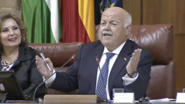 El presidente del Parlamento andaluz, Jesús Aguirre, se arranca por sevillanas delante de María del Monte.