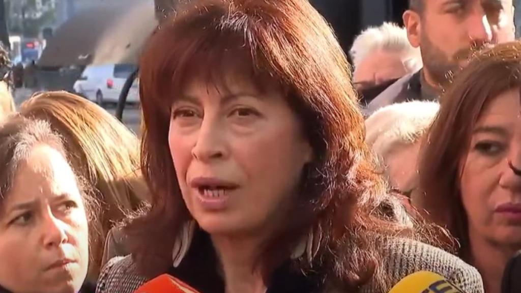 Ana Redondo atiende a la prensa momentos antes de la manifestación