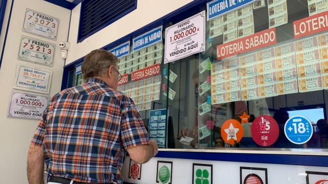 Un hombre en una administración de Loterías y Apuestas del Estado.