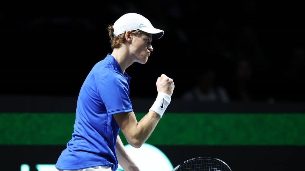 Jannik Sinner celebra un punto contra Novak Djokovic
