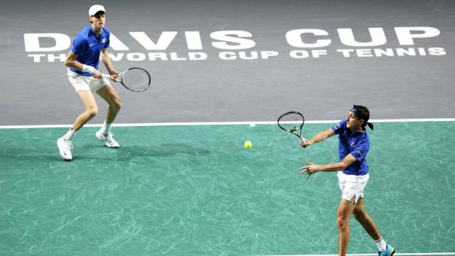 Sinner y Sonego durante el dobles contra Serbia