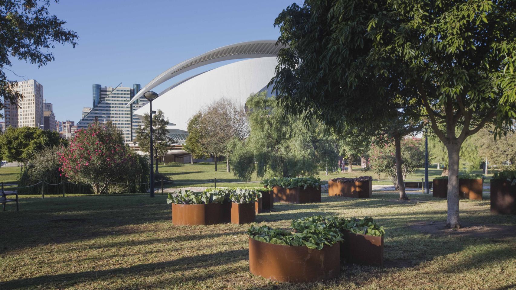 El jardín sostenible de hortalizas Esto nos salvará de la artista Ghada Amer. EE