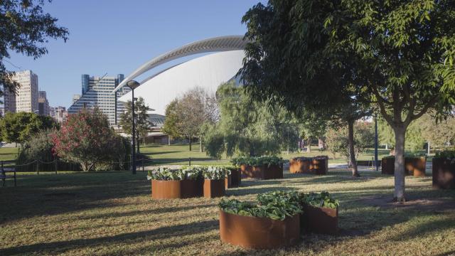 El jardín sostenible de hortalizas Esto nos salvará de la artista Ghada Amer. EE