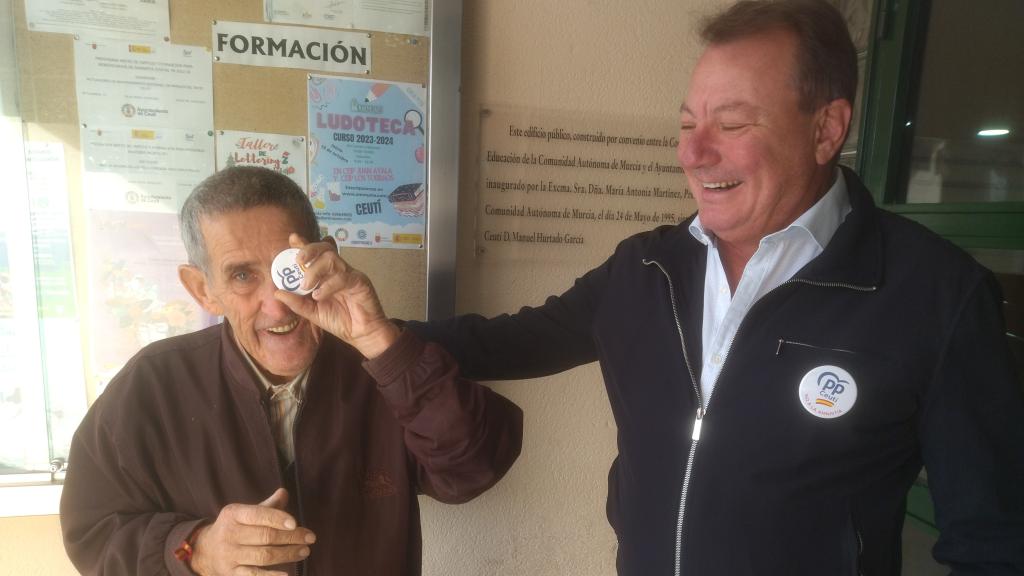 El candidato del PP a la alcaldía de Ceutí, Juan Felipe Cano, este domingo, luciendo una chapa contra la amnistía.