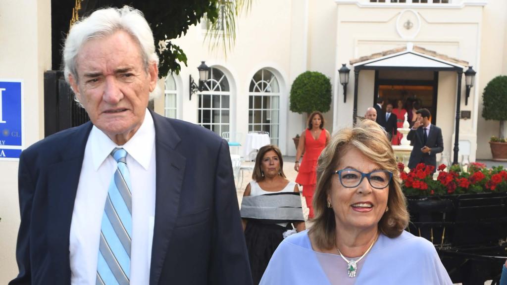 Luis del Olmo junto a su esposa, Mercedes González, durante una boda en Marbella, en 2018.
