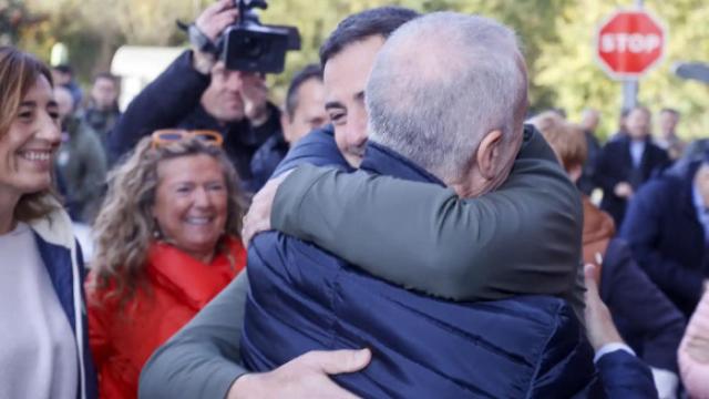 El lehendakari Urkullu se abraza con el próximo candidato del PNV, este domingo en Sukarrieta.