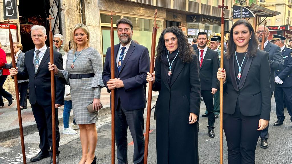 El alcalde y otros miembros de la corporación en la procesión del 25 aniversario de la coronación pontificia.