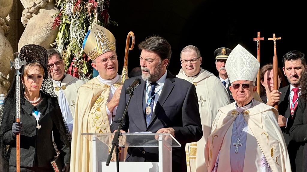 El alcalde Luis Barcala al recibir a la procesión en el Ayuntamiento este domingo.