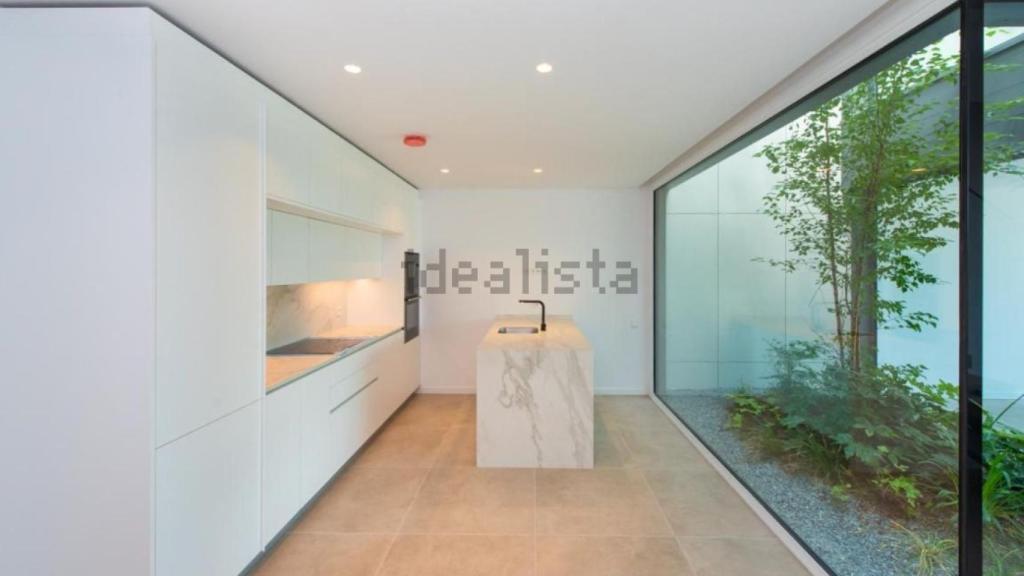 Otra fotografía de Idealista donde se ve la luminosa y amplia cocina, similar a la de Nagore Robles.