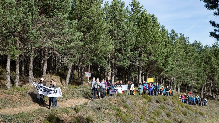 Manifestación este domingo en el entorno de la Cruz de Ferro, en la provincia de León.