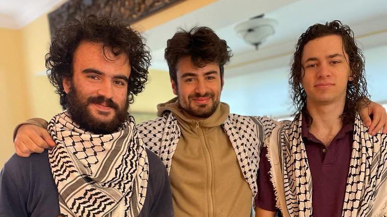 Hisham Awartani, Tahseen Ali y Kenan Abdulhamid.