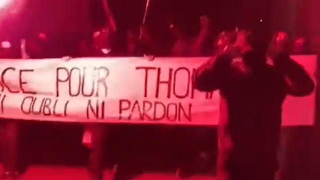 Manifestantes de ultraderecha se manifiestan en protesta del asesinato a puñaladas de un joven de 16 años.