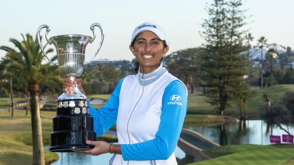 Aditi Ashok, con su trofeo.