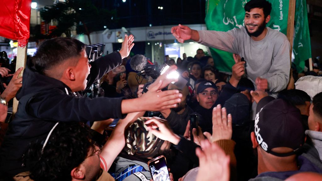 Los presos palestinos liberados por Israel son recibidos por miles de personas en Ofer.