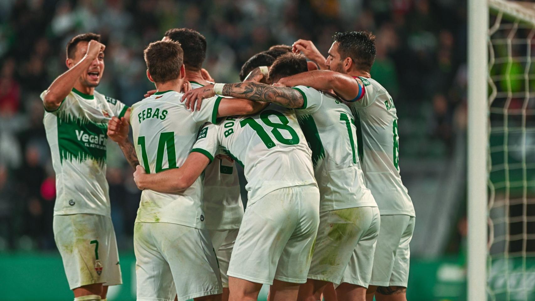 Los jugadores celebran la victoria 2-0 ante el Amorebieta.