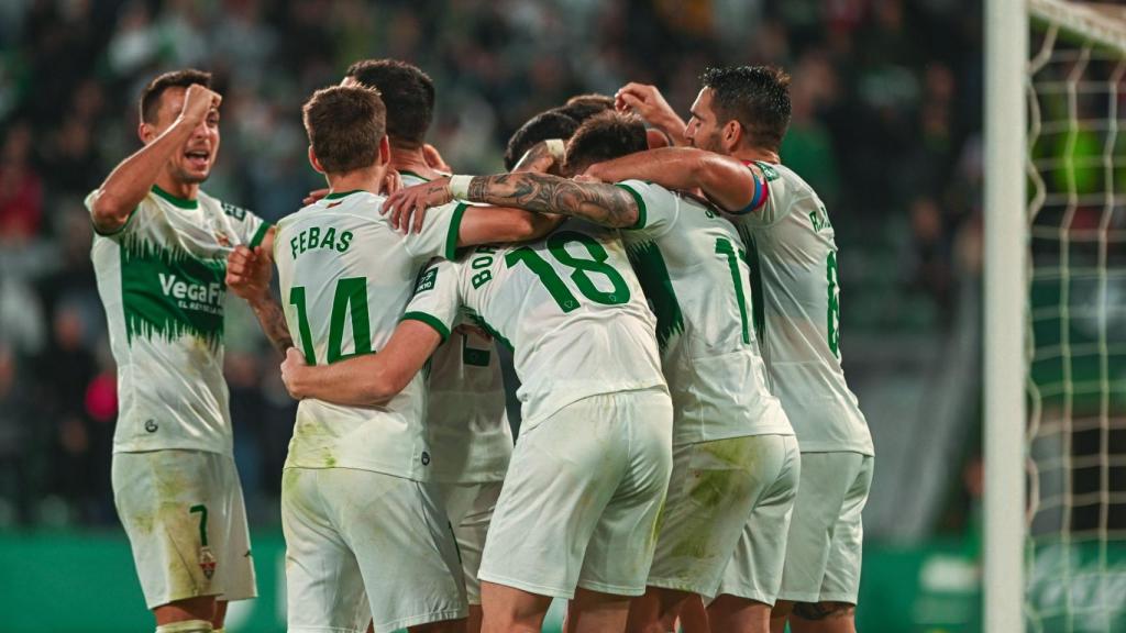 Los jugadores celebran la victoria 2-0 ante el Amorebieta.