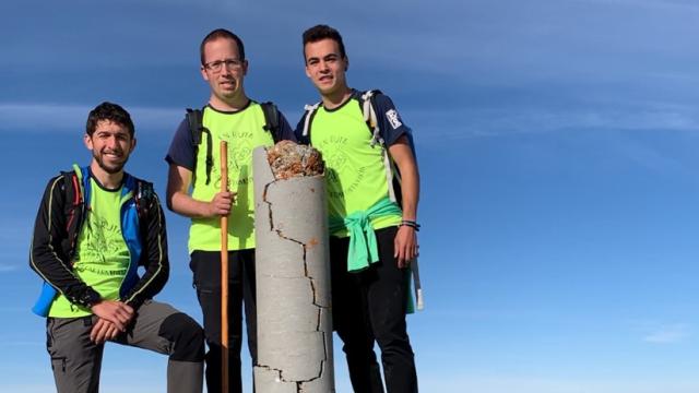 Los tres montañeros tras coronar el pico Peña Chana, este sábado.