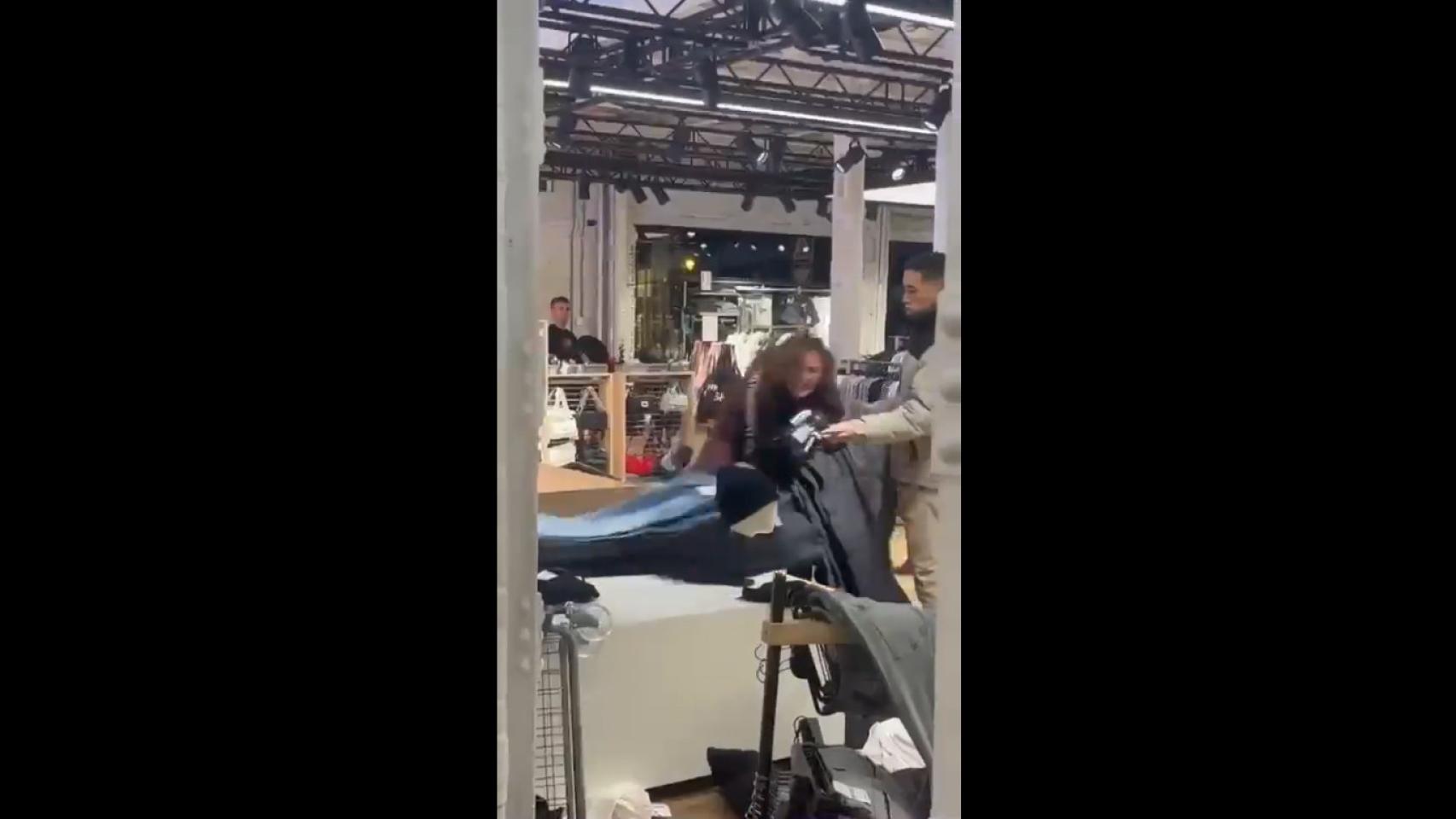 Una mujer destroza una tienda Bershka en Burgos: Voy a muerte