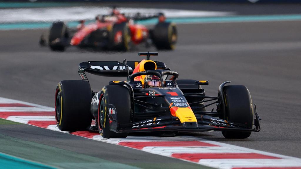 Max Verstappen, con Charles Leclerc de fondo en el GP de Abu Dabi.