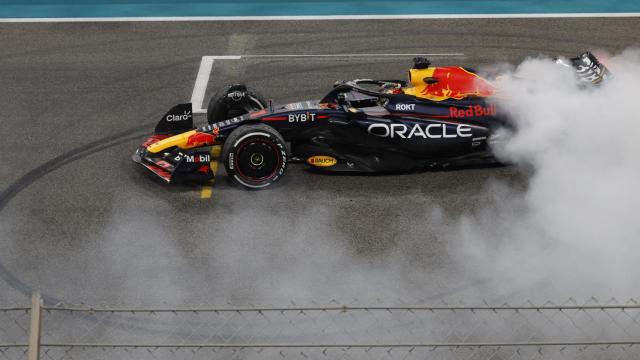 Max Verstappen realiza un derrape para celebrar su triunfo.