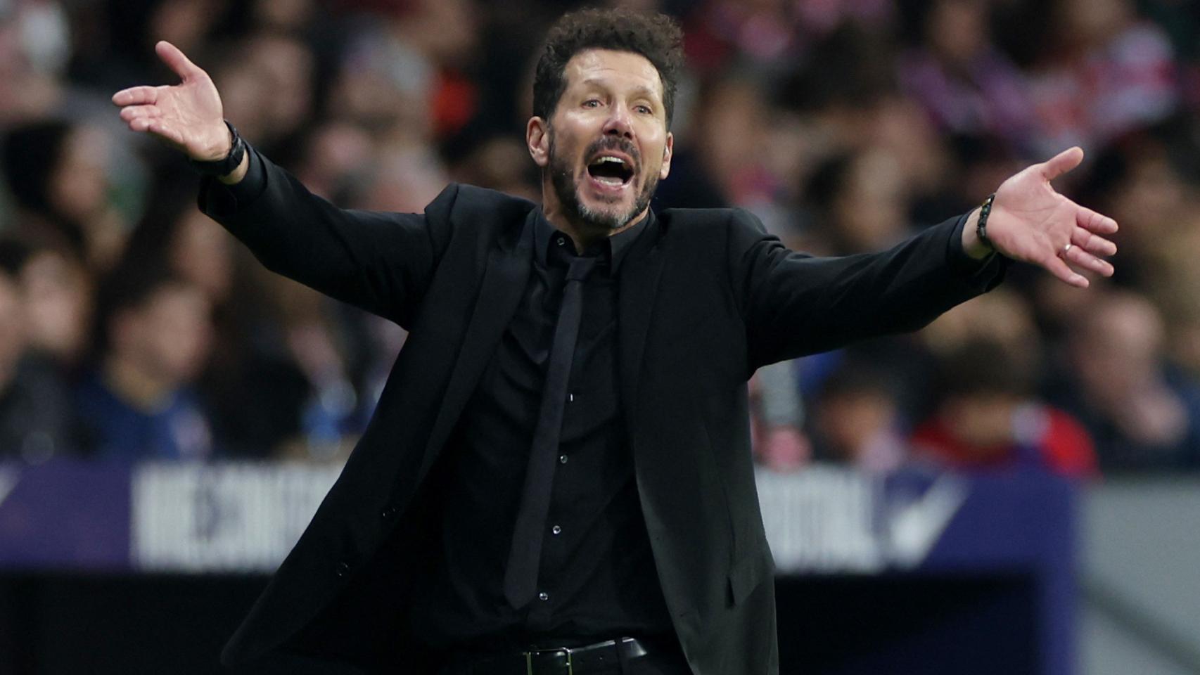 Simeone realiza un gesto de desacuerdo durante el Atlético - Mallorca.
