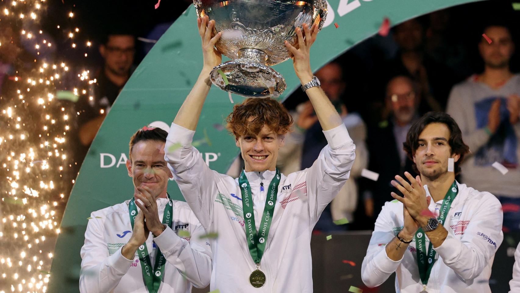 Jannik Sinner levanta la Ensaladera tras ganar la Copa Davis con Italia.