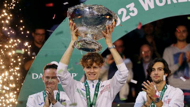 Jannik Sinner levanta la Ensaladera tras ganar la Copa Davis con Italia.