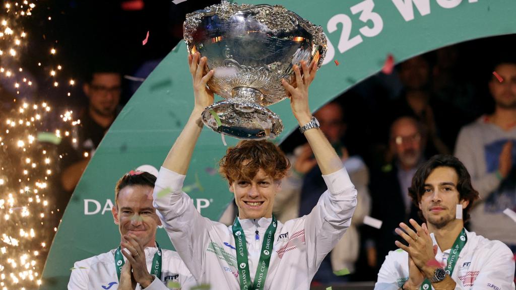 Jannik Sinner levanta la Ensaladera tras ganar la Copa Davis con Italia.