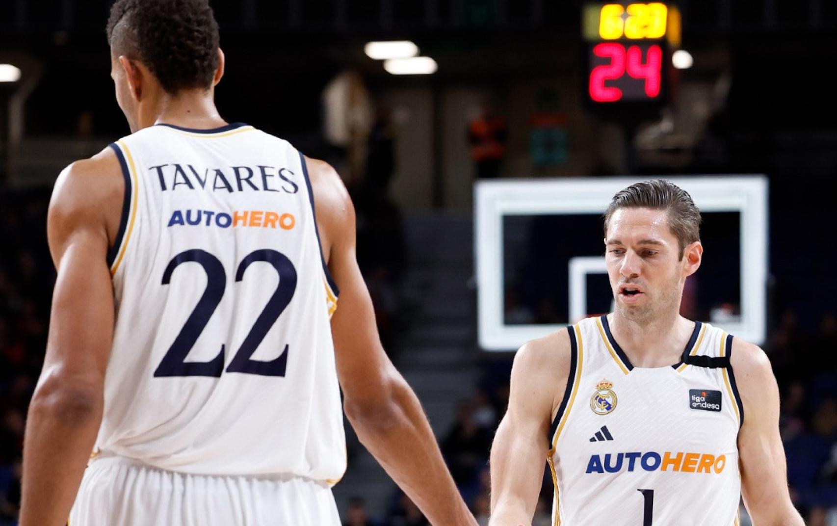 Tavares y Causeur se chocan las manos durante el Real Madrid - MoraBanc Andorra