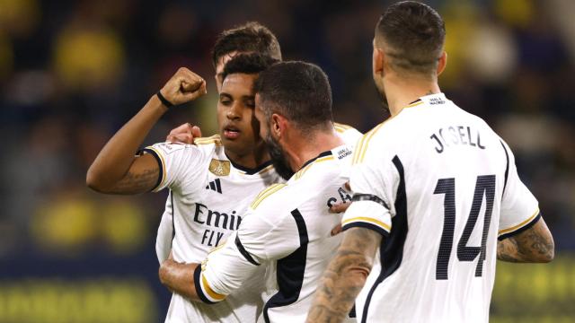 Rodrygo, felicitado por sus compañeros tras uno de sus goles en Cádiz.