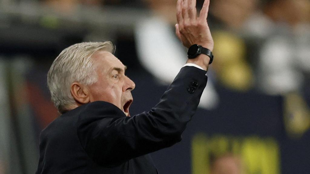 Carlo Ancelotti da instrucciones en el partido ante el Cádiz.